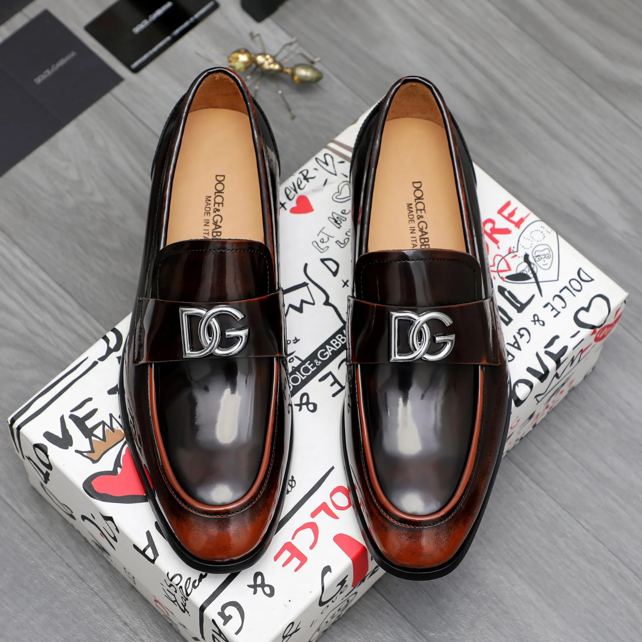 Men's shoes 💰500 Product trademark: DG (Dolce & Gabbana) business casual leather shoes Regular size: 38-45 (45 is custom-made and non-returnable) Product materials: Selected pearlescent polished cowhide upper, cowhide lining, original outsole
